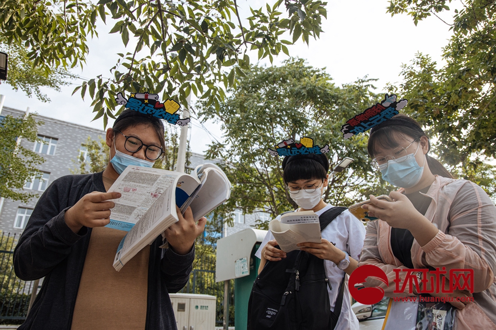 直击2021高考：1078万考生走进考场，家长身着旗袍为考生加油