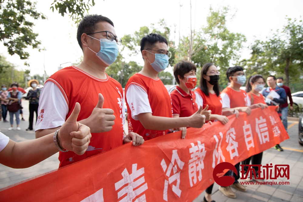 直击2021高考：1078万考生走进考场，家长身着旗袍为考生加油