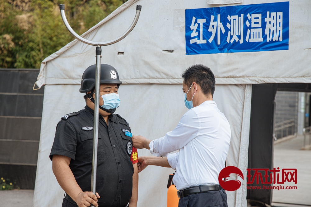 直击2021高考：1078万考生走进考场，家长身着旗袍为考生加油