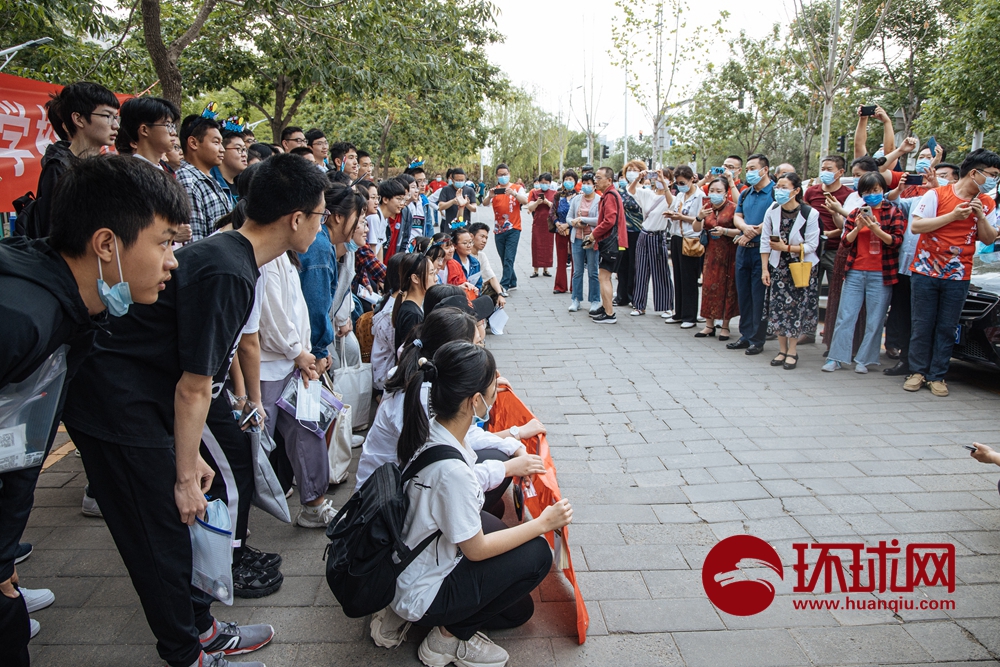 直击2021高考：1078万考生走进考场，家长身着旗袍为考生加油