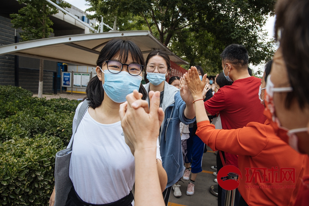 直击2021高考：1078万考生走进考场，家长身着旗袍为考生加油