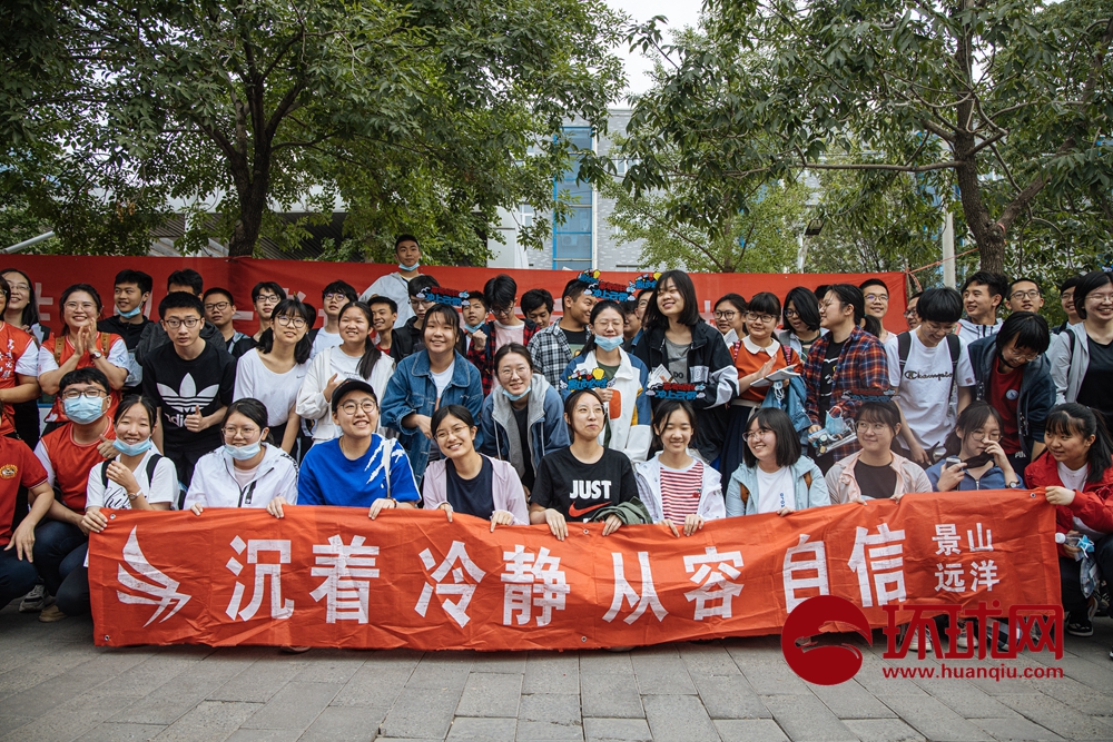 直击2021高考：1078万考生走进考场，家长身着旗袍为考生加油