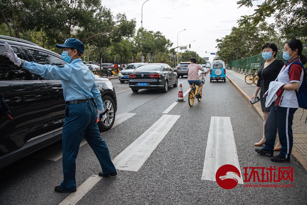 直击2021高考：1078万考生走进考场，家长身着旗袍为考生加油
