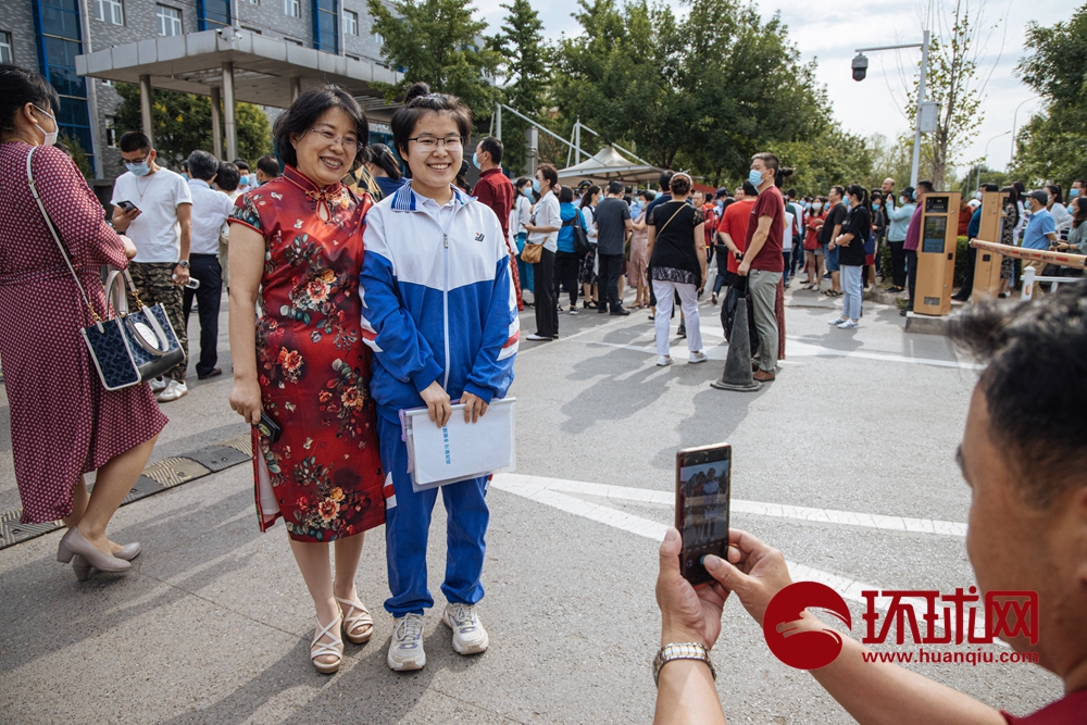 直击2021高考：1078万考生走进考场，家长身着旗袍为考生加油