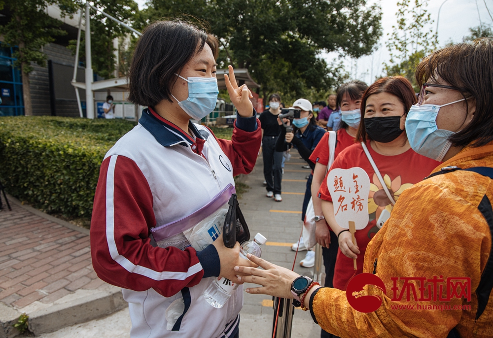 直击2021高考：1078万考生走进考场，家长身着旗袍为考生加油