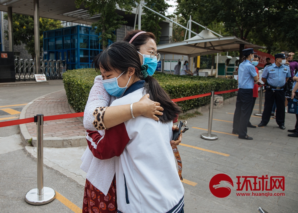直击2021高考：1078万考生走进考场，家长身着旗袍为考生加油
