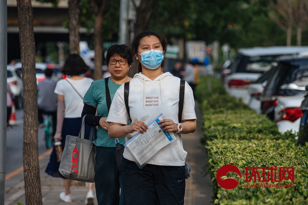 直击2021高考：1078万考生走进考场，家长身着旗袍为考生加油