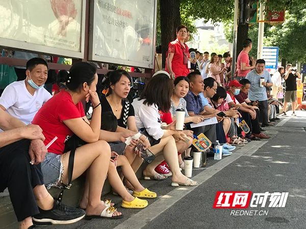 高考首日：衡阳47802名考生迎接人生大考，全市各考点平稳有序