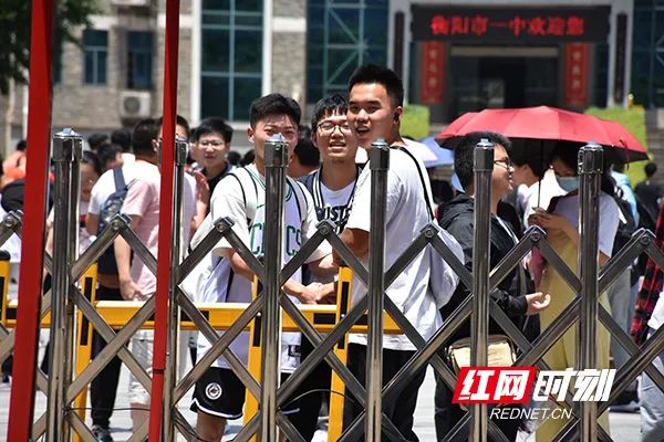 高考首日：衡阳47802名考生迎接人生大考，全市各考点平稳有序