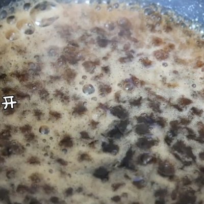 黑钻奶茶怎么做（手把手教你在家制作黑钻奶茶）