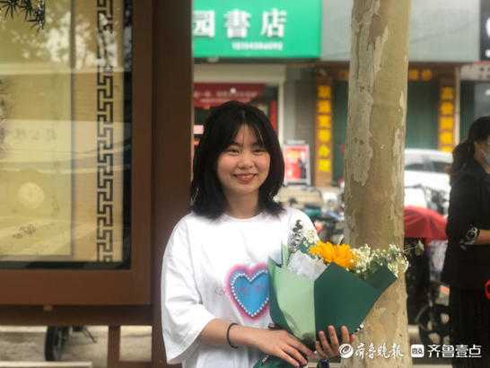 直击高考｜家长手捧鲜花等待孩子走出考场