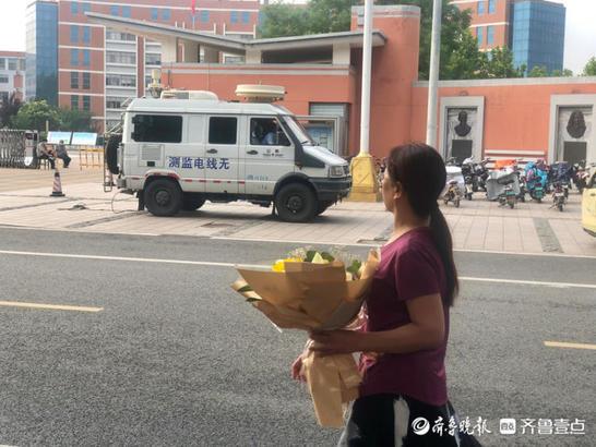 直击高考｜家长手捧鲜花等待孩子走出考场
