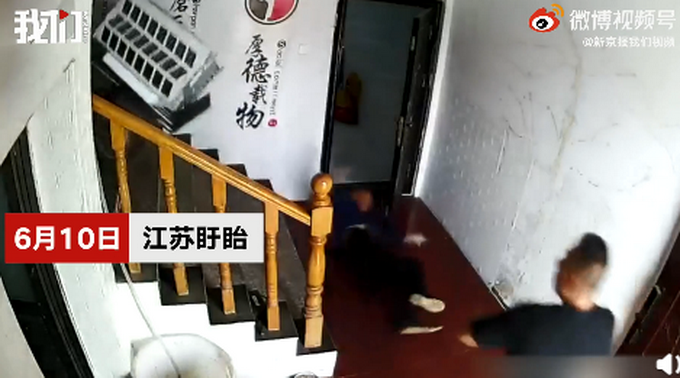 没有丝毫犹豫(男子用身体挡住滚落重物救下搬运工，瞬间反应没有丝毫犹豫)