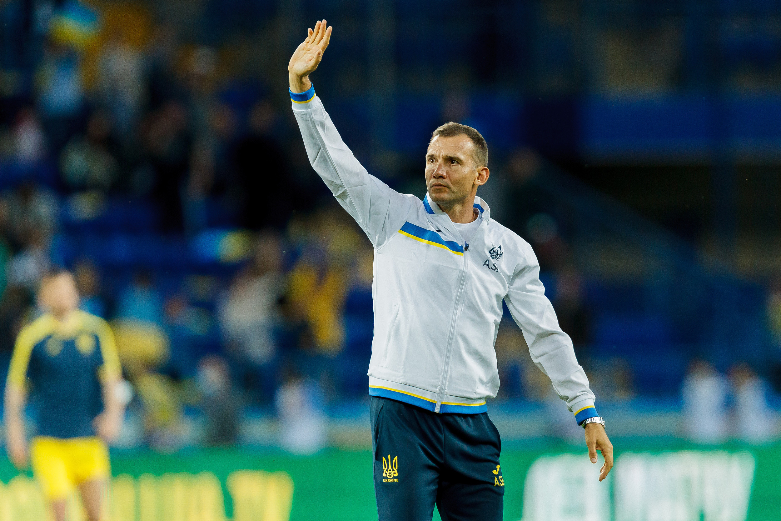 德弗赖鼓励全队(特写|5年重塑乌克兰足球,教练席上的舍甫琴科帅气威严