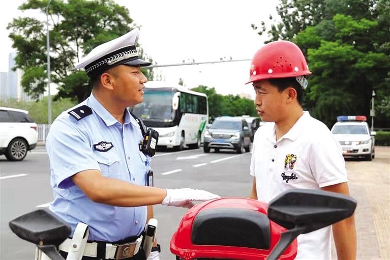 兰州市道路交通秩序大整治行动“紧盯”交通陋习