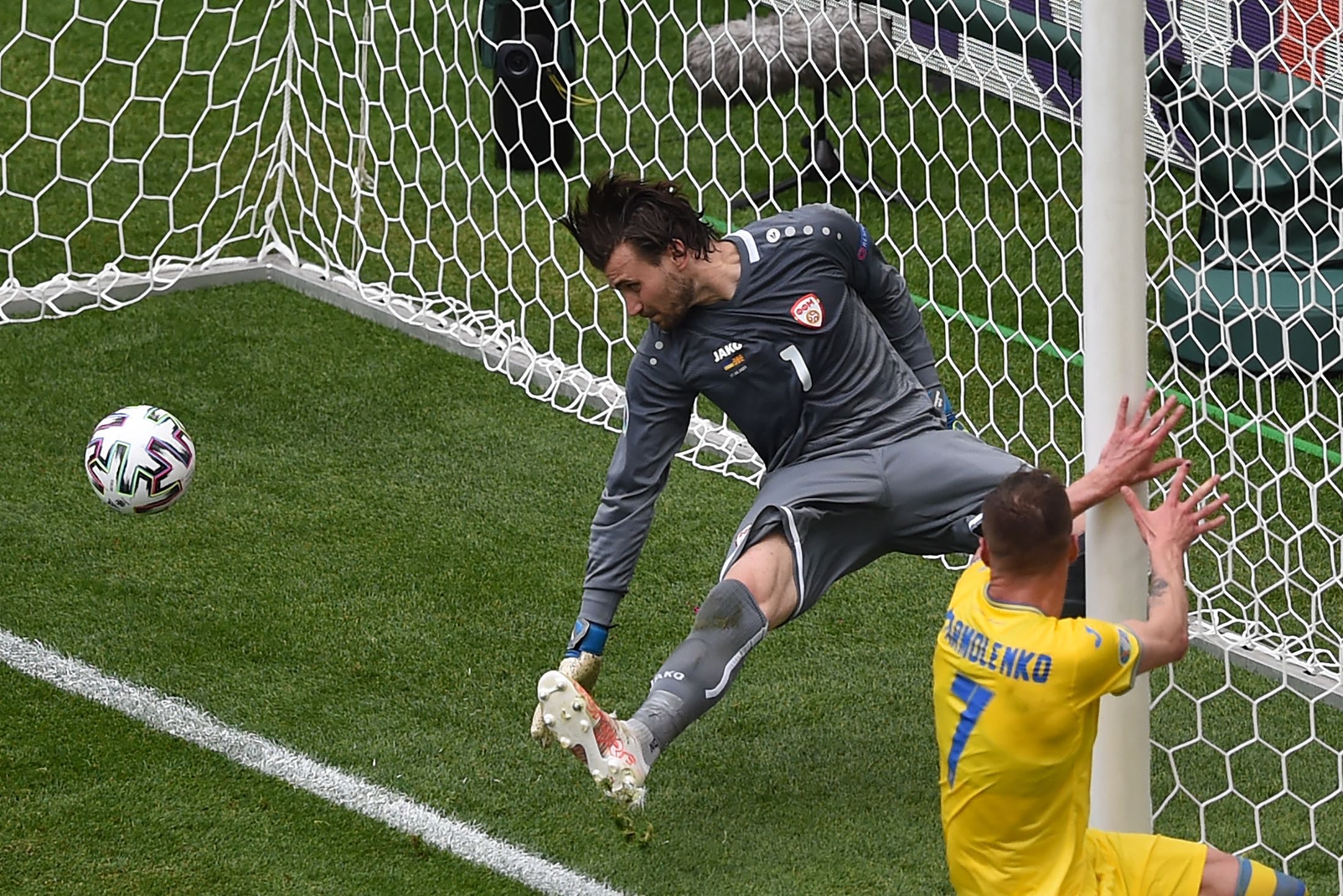 乌世界杯(乌克兰2-1北马其顿：点球噩梦再现，舍甫琴科拿下大赛首胜)