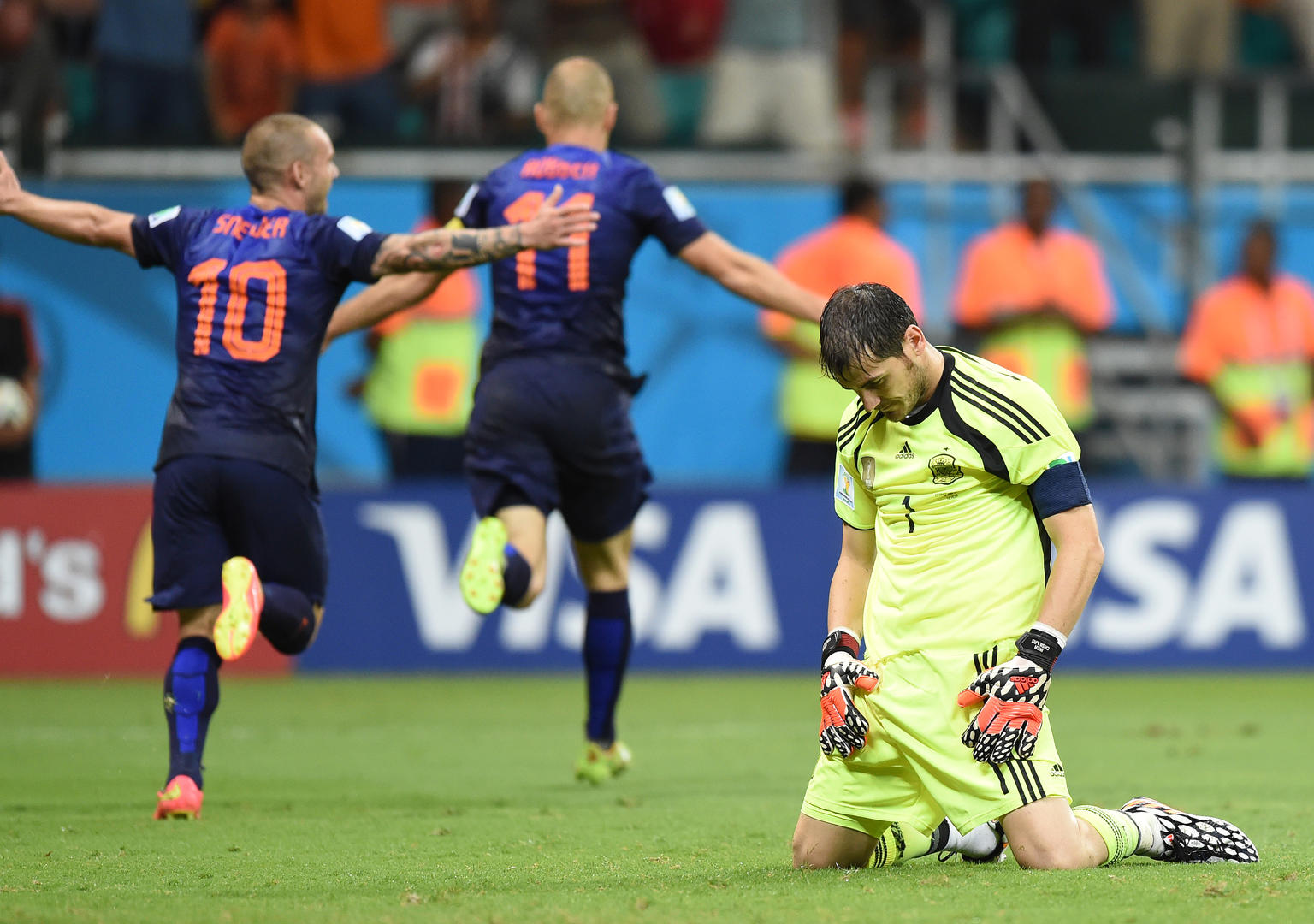 2014世界杯荷兰队与西班牙(荷兰队两战进5球，被球迷质疑的532阵型竟展现出强大火力……)