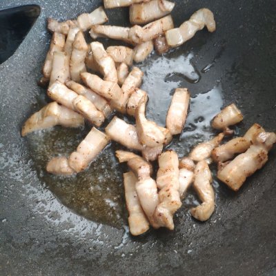 红烧肉炖豆角的做法（餐厅必点的红烧肉炖豆角在家也能做）