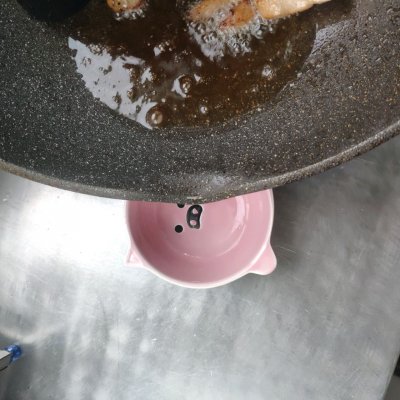 红烧肉炖豆角的做法（餐厅必点的红烧肉炖豆角在家也能做）
