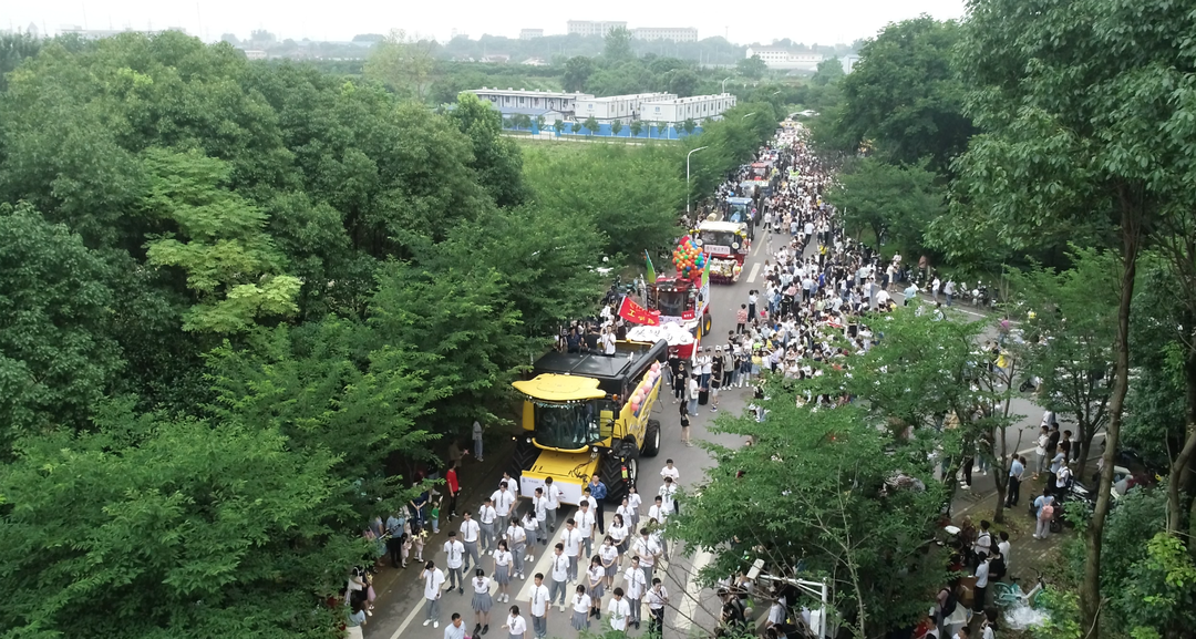 太猛了！高校毕业巡游，他们开着“拖拉机”来了……