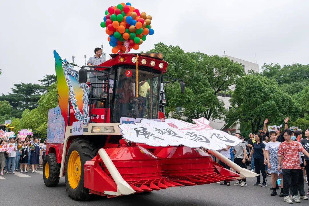 太猛了！高校毕业巡游，他们开着“拖拉机”来了……