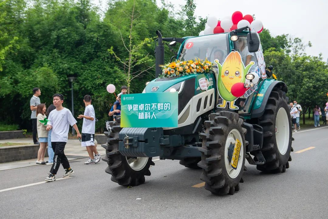 太猛了！高校毕业巡游，他们开着“拖拉机”来了……