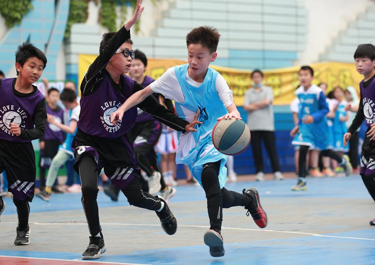 标准篮球比赛一小节多少分钟(学生办赛、花式课间操……未来的校园，体育不再唱配角)