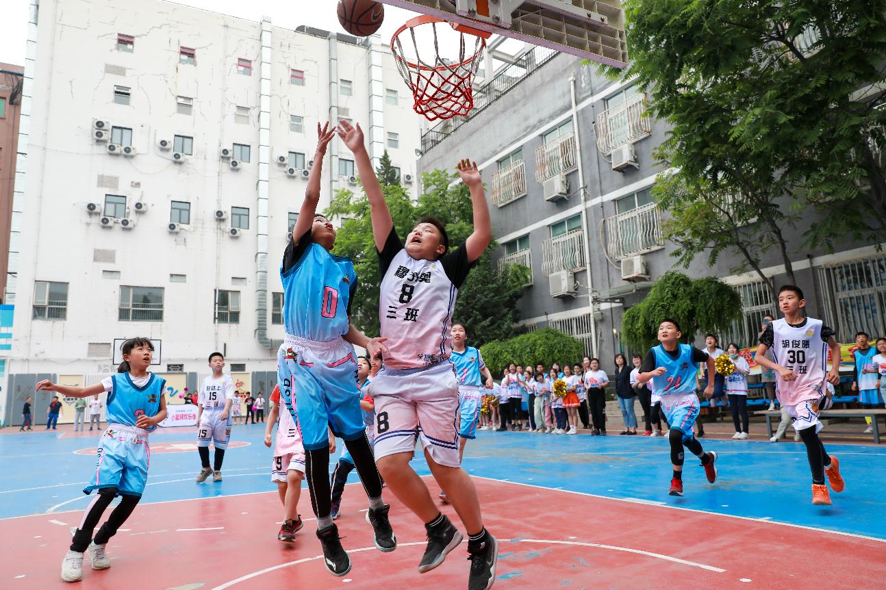 标准篮球比赛一小节多少分钟(学生办赛、花式课间操……未来的校园，体育不再唱配角)