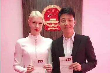 撒贝宁一家四口被偶遇，龙凤胎混血感十足，李白照看孩子太贤惠