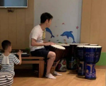 撒贝宁一家四口被偶遇，龙凤胎混血感十足，李白照看孩子太贤惠