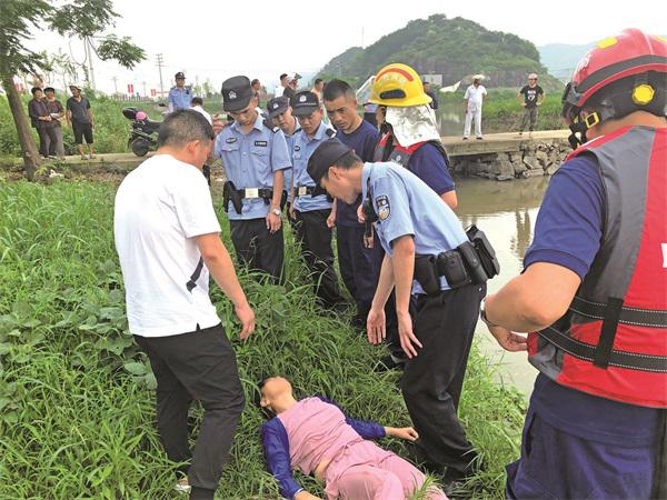 勇救落水者 打着钢板守住了生命