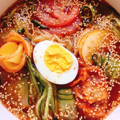 黄瓜切丝,苹果切片,西红柿切片备用5,真空冷面用凉水搓开,避免下锅后