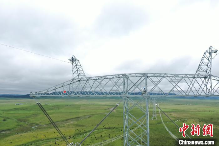 机器人空中带电消缺 高原“绿电”稳稳送中原