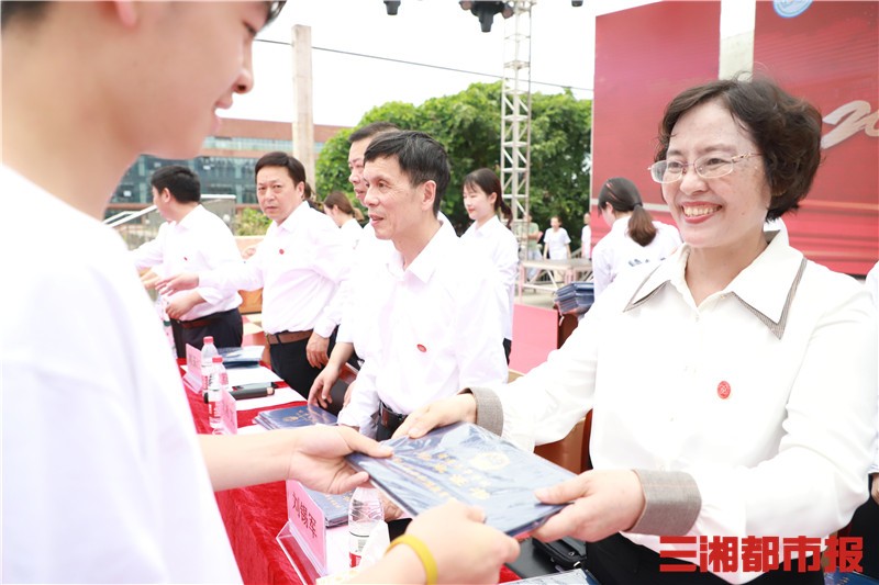 真情满满!看这所高校更名后首次毕业典礼