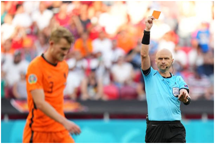 欧洲杯荷兰vs捷克首(10人荷兰0：2不敌捷克，还创造尴尬纪录！“1980年以来其世界大赛首次全场零射正”)
