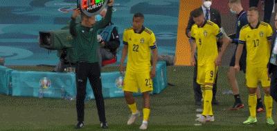 乌克兰2-1瑞典惊险进八强！多夫比克头球献绝杀，津琴科传射