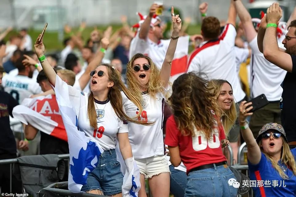 世界杯英国队2018(乔治小王子就是吉祥物？!英格兰打败德国闯进八强，球迷狂欢沸腾)