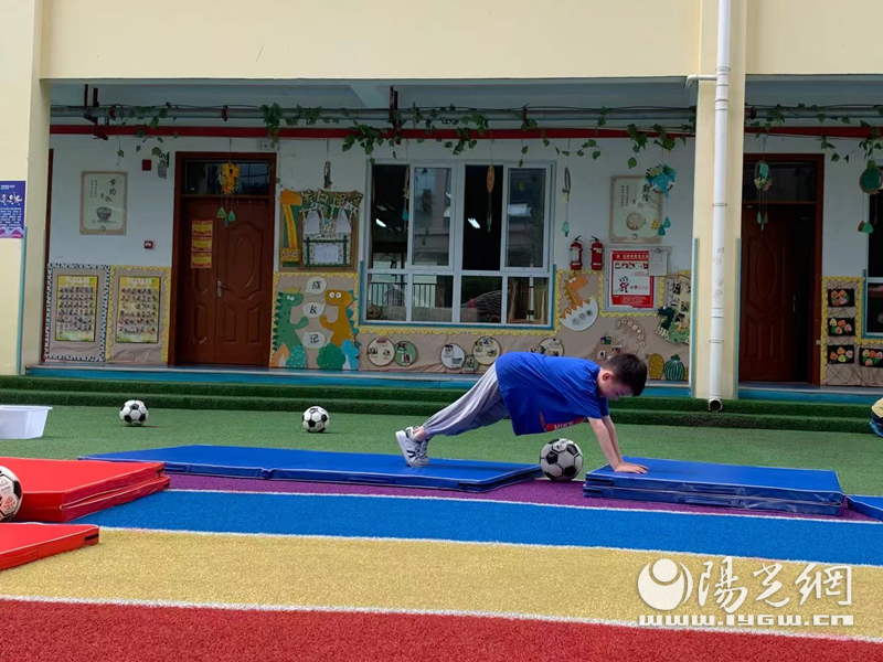 足球pda測(cè)試是什么</h2>

<p>　　本次期末PDA測(cè)試分為“體質(zhì)測(cè)試”和“運(yùn)動(dòng)測(cè)試”兩部分。其中“體質(zhì)測(cè)試”有七項(xiàng)包含：身高、體重、臂展、肺活量、胸圍、體脂率、坐位體前屈。“運(yùn)動(dòng)測(cè)試”有八項(xiàng)包含：跑動(dòng)能力、跳躍能力、敏捷性、平衡性、協(xié)調(diào)性、核心力量、物體控制—手、物體控制—腳。</p>

<p>　　<img alt=