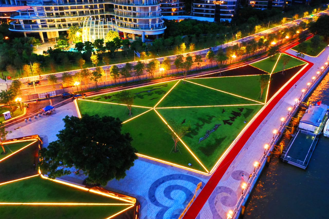 公园每一处绿地均设灯带,营造线状夜景照明,总长度6500米;以文化景墙