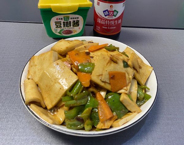 青椒炒千页豆腐（千页豆腐美食的烹饪教程）
