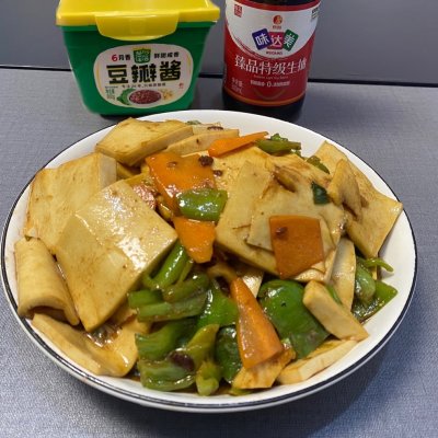 青椒炒千页豆腐（千页豆腐美食的烹饪教程）