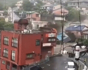 日本静冈县(事发日本静冈：轰隆一声，5栋住宅6辆车被泥石流冲走……)