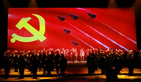 以空军历史为题材的戏剧《红鹰》在北京首演
