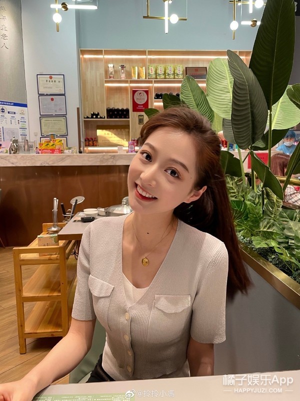 千里挑四！出现在文艺汇演上的领诵员冯琳，会是下一个王冰冰吗？