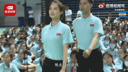 千里挑四！出现在文艺汇演上的领诵员冯琳，会是下一个王冰冰吗？