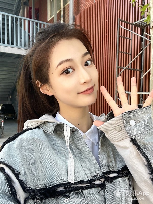 千里挑四！出现在文艺汇演上的领诵员冯琳，会是下一个王冰冰吗？
