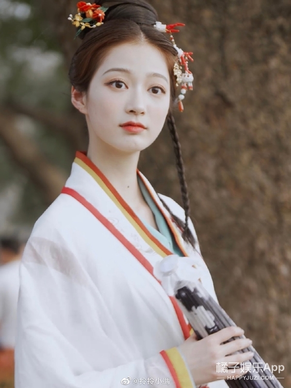 千里挑四！出现在文艺汇演上的领诵员冯琳，会是下一个王冰冰吗？