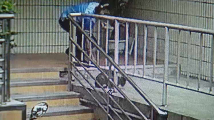 心情不好发泄？外卖骑手棍棒虐猫致死 视频曝光