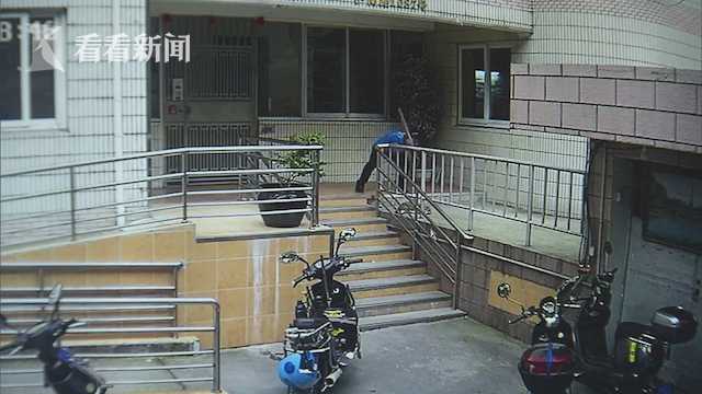 心情不好发泄？外卖骑手棍棒虐猫致死 视频曝光