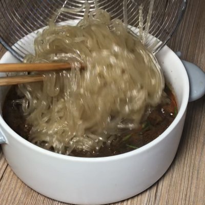 酸辣粉丝怎么做好吃又简单（教你做夏日开胃餐酸辣粉丝）